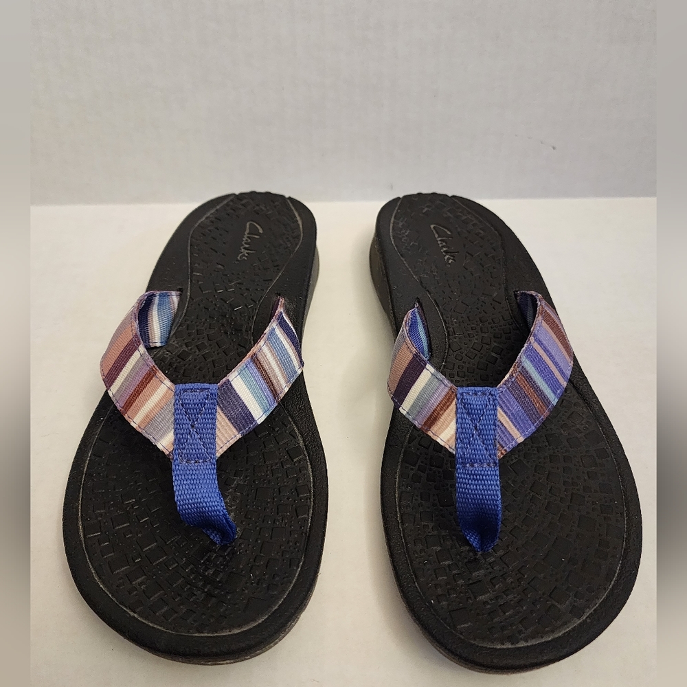 GENTLY USED CLARKS THONG FLIP FLOPS IN BLUE MULTI STRIPE, SIZE 7